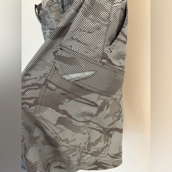 NWOT Under Armour Heat Gear Men’s Shorts - 32 inch waist. Grey Camo Cargo - Picture 5 of 8